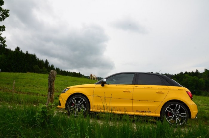A Volkswagen-őrültek Mekkája 6 A GTI-találkozóra a meghívást az Auditól kaptuk. Elsőként Budapestről Münchenbe repültünk, aztán a reptér terültén lévő Audi Forum márkakereskedés előtt várták a sajtó képviselőit az Audik és Volkswagen Golfok hada. A választásom a 2,0 literes, 231 lóerős motorral szerelt Audi S1 quattrora esett. Ezzel a kis méregzsákkal teljesítettem a München-Wörthi-tó távot, ami durván 375 kilométer, javarészt az Alpokon keresztül. Pazar volt!