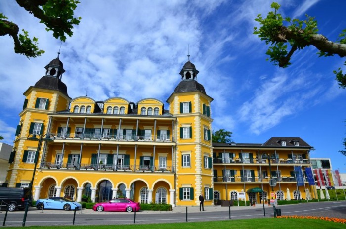 A Volkswagen-őrültek Mekkája 7 Szállodák - a Veldenben található Falkensteiner Schlosshotel - közvetlenül a Wörthersee partján, ahol egész nap méregdrága sportautók parkoltak...és az a pink, porig ültetett Audi.