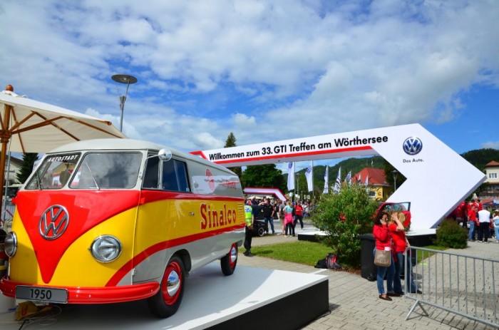 A Volkswagen-őrültek Mekkája 9 A nyár színeivel beborított T1-es, és a hatalmas Willkommen felirat fogadta a vendégeket a mólóról kiérve.