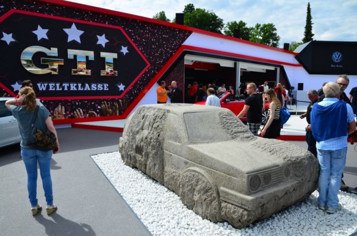 A Volkswagen-őrültek Mekkája 10 A Wörthi-tó annyira megszerette a GTI-Treffent, hogy 1987-ben Reifnitz főterén egy gránit Golf II GTI szobrot állítottak a Volkswagen ausztriai importőrének támogatásával. A szoborállítás jó ötletnek bizonyult, a félig nyers gránittömb a Volkswagen közösség Kába-kövévé vált: az utóbbi években a látogatók száma rendre meghaladja a 200 ezret.