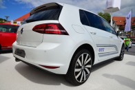 A GTE a GTI és a GTD mellé érkezik a Golf-sorba, mint hihetetlenül takarékos élményautó. A 150 lóerős, 1,4 literes turbómotor mellé 101 lóerős villanymotort is beépítettek a hatfokozatú, dupla kuplungos automata váltóval szerelt autóba. A villanymotort konnektorról is feltölthető, 8,8 kWh kapacitású, akár 50 km füstmentes haladást is lehetővé tévő lítium-akku táplál. A kombinált rendszer 201 lóerős összteljesítményre képes, ami nem sokban marad el a GTI 220 lóerejétől. A 7,6 másodperces 0-100 viszont nem valami fényes, a 180 lóerős GTD-től is elmarad egy tizeddel.