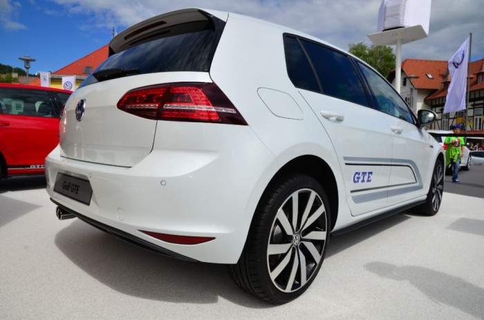 A Volkswagen-őrültek Mekkája 12 A GTE a GTI és a GTD mellé érkezik a Golf-sorba, mint hihetetlenül takarékos élményautó. A 150 lóerős, 1,4 literes turbómotor mellé 101 lóerős villanymotort is beépítettek a hatfokozatú, dupla kuplungos automata váltóval szerelt autóba. A villanymotort konnektorról is feltölthető, 8,8 kWh kapacitású, akár 50 km füstmentes haladást is lehetővé tévő lítium-akku táplál. A kombinált rendszer 201 lóerős összteljesítményre képes, ami nem sokban marad el a GTI 220 lóerejétől. A 7,6 másodperces 0-100 viszont nem valami fényes, a 180 lóerős GTD-től is elmarad egy tizeddel.