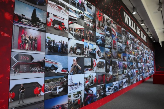 A Volkswagen-őrültek Mekkája 15 Az elmúlt évek, évtizedek GTI-találkozóinak legendás pillanatai egyetlen falon. A Scooter zenekar is a fellépők között volt az egyik évben.