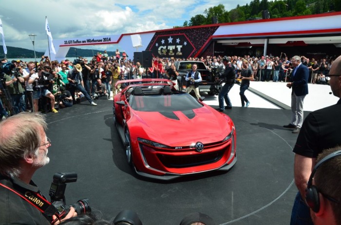 A Volkswagen-őrültek Mekkája 32 Az autó beindított motorral, sofőrrel a volán mögött, érces gázfröccsök közepette adta a sajtó képviselői és a látogatót tudtára, hogy bizony ez nem csak egy papírmasé, hanem a 3,0 literes, ikerturbós VR6-os motor valóban életre kelti a "játékautót". 503 lóerő, 665 Nm nyomaték, állandó összkerékhajtás és hétsebességes dupla kuplungos automata váltó, ez a lapos roadster rövid specifikációja. De mi ez? Itt a válasz!