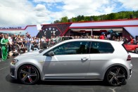 A 300 lóerős Golf R-nél kerek 100 lóerővel erősebb, 100 km/órára 4,9 helyett 3,9 másodperc alatt gyorsuló, a 250 km/órás leszabályozást hírből sem ismerő újdonsággal a szériagyártás határait igyekszik feltérképezni a Volkswagen. A Golf R 400 minden egyes lóerejére csupán 3,55 kilogramm tömeg jut, a 2.0 TFSI motor 450 Nm nyomatéka  állandó összkerékhajtáson keresztül jut az aszfaltra. Részletek...