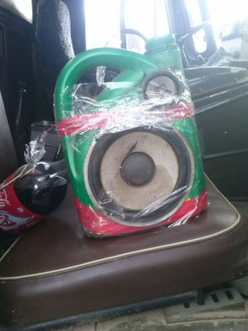 A minőségi, vastag falú műanyag doboz nagyszerűen támogatja a hangszórók hangalkotó képességét