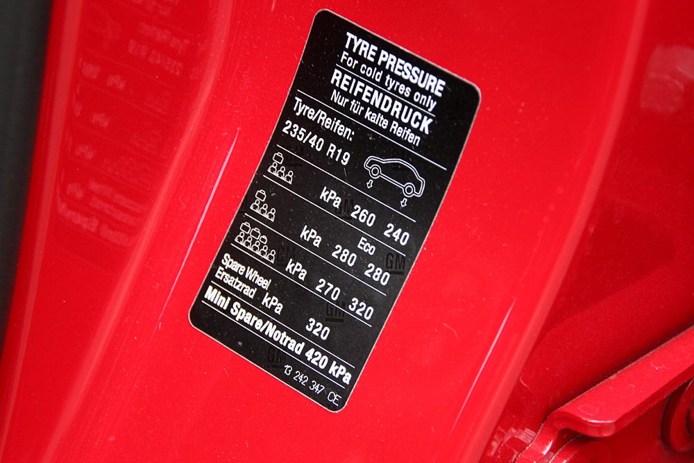 Az ajánlott guminyomás minden autón könnyen megtalálható helyen van