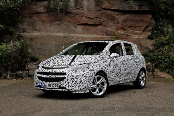 Vezettük az új, titkos Opelt 1 Nem teríti asztalra egyelőre az összes aduját az új Opel Corsa. Az álcázás ellenére sejthető, hogy elöl az Adam egyes vonásait örökli, míg oldalt az Astrához és az Insigniához hasonlóan kanyarodó él árulkodik az újdonságról. Az autó kiállása és formája azonban kísértetiesen emlékeztet a jelenleg futó Opel Corsáéra