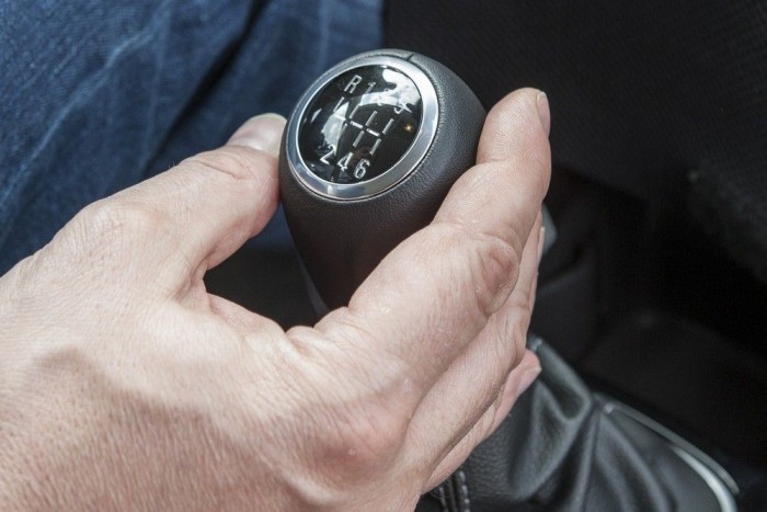 Vezettük az új, titkos Opelt 6 Ilyen sebváltógombot láttunk már Opel Corsában, csak nem benzinesben (illetve egyben van, az OPC-ben, de az nem átlagos Corsa). Az új, egyliteres, háromhengeres, turbófeltöltős benzinmotorhoz azonban ilyen jár. A frissen fejlesztett, 220 Nm-es nyomatékig terhelhető szerkezet kis erővel és sokkal pontosabban kapcsolható, mint a régi ötfokozatú