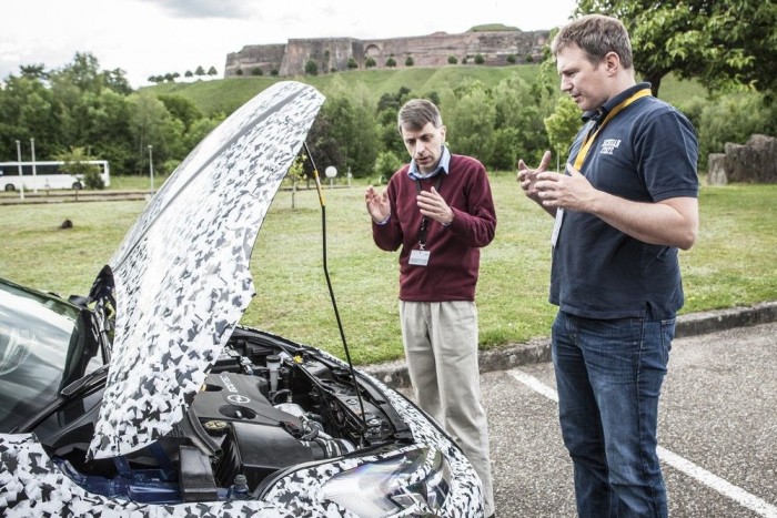 Vezettük az új, titkos Opelt 4 Dr. Mathias Alt-ot, az új, egyliteres, háromhengeres, turbófeltöltős benzinmotor "atyja" magyarázza nekem "gyermekének" titkait. Az új motor kicsit nekünk, magyaroknak is gyermekünk, hiszen nálunk, Szentgotthárdon készül. Ami a tulajdonságait illeti: kis fordulatról húz, jól bírja a pörgetést, rezgésmentesen jár, halkan, és olyan hanghordozással, hogy figyelni kell, hogy észrevegyük, hogy csak három hengere van