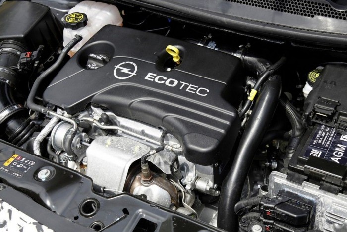 Vezettük az új, titkos Opelt 5 Amit a korszerű technika csak kínálhat, beépítették a motorba. Folyadékhűtéses turbófeltöltő (Mitsubishi gyártmány), közvetlen benzinbefecskendezés, változó szelepvezérlés szívó- és kipufogóoldalon, teljesen alumínium felépítés a zajcsökkentés érdekében kettéosztott olajteknővel, start-stop rendszer, ki- és bekapcsolható hűtőfolyadék-szivattyú, elektronikus vezérlésű termosztát, kéttömegű lendkerék