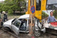 A nap képe: letarolta az autót a villamos 8