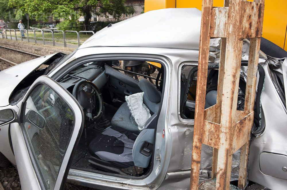 A nap képe: letarolta az autót a villamos 6