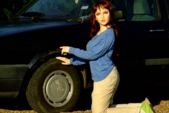 Szexbabával hirdeti használt autóját