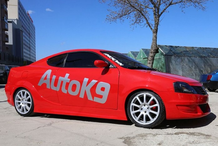 Tízéves a legnépszerűbb olcsó autó 16 | Vezess 2013 A romániai AutoK9 egy Hyundai Coupé és egy első generációs Logan házasításával létrehozza egyedi Dacia kupéját. Ami a hivatalos vérvonalat illeti, ősszel bemutatkozik a Logan kombi, immár hagyományos, ötajtós karosszériával.