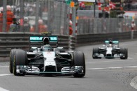 F1: A Mercedes csak játszik a mezőnnyel 2