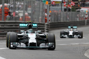 F1: A Mercedes csak játszik a mezőnnyel