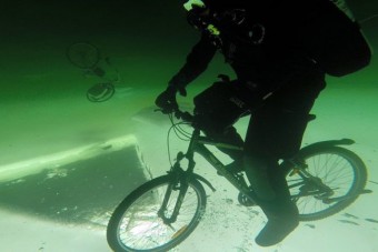 Jég alatt, fejjel lefelé biciklizett a norvég tini