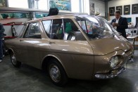 1959-es a Renault 900. Farmotoros kétterű, az egyterűek előfutára