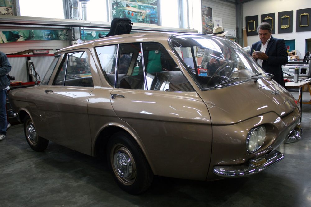 1959-es a Renault 900. Farmotoros kétterű, az egyterűek előfutára