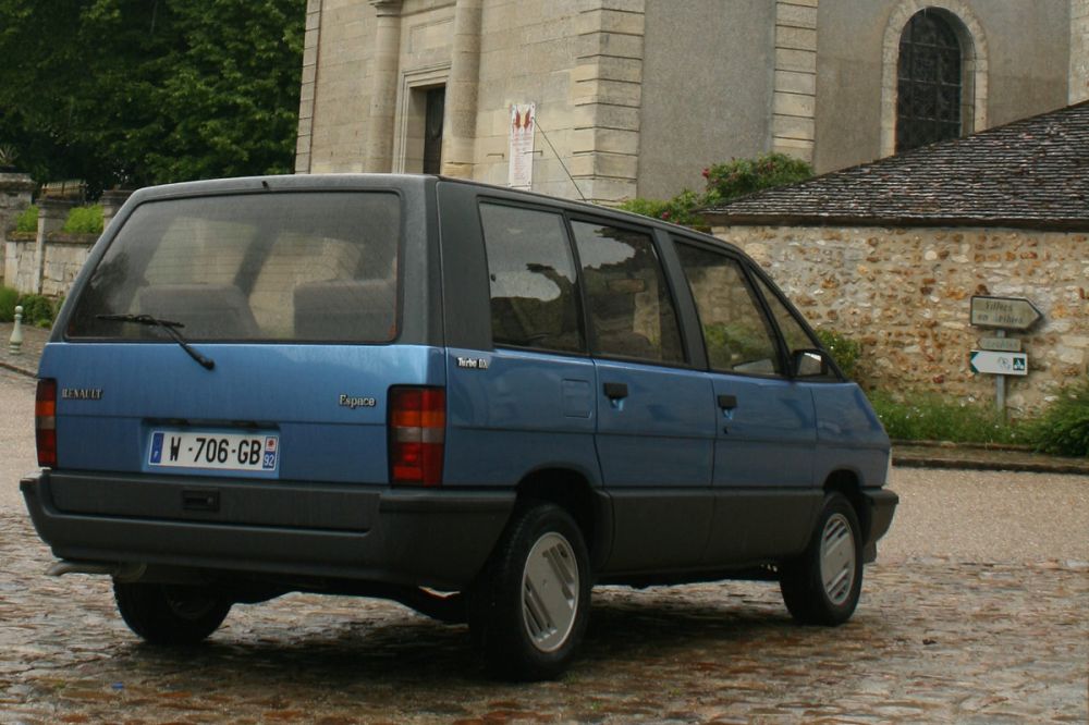 Ilyennek kell lennie egy autónak, ha a hiúsági szempontokat teljesen háttérbe szorítjuk - mondta róla a Renault korabeli elnöke, Bernard Hanon 1982-ben