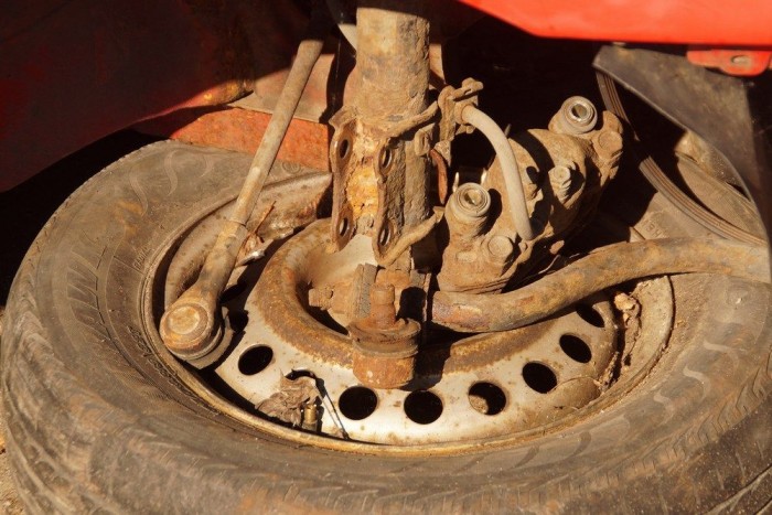 Mit szabad és mit nem bontóból venni? 7 | Vezess A fékcsövön lógó rothadó féknyereg beszerelése után egy fékezésnél sem férne be a zabszem