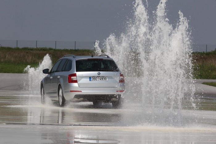 Összkerékhajtás teszi tökéletessé a Škodát? 4 A program második szeletében a jeges utat szimuláló pályán hasonlíthattuk össze a fronthajtású és a 4x4-es Octavia, Superb típusokat.