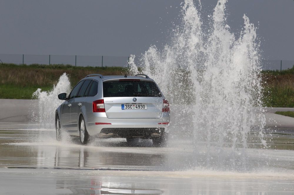 A program második szeletében a jeges utat szimuláló pályán hasonlíthattuk össze a fronthajtású és a 4x4-es Octavia, Superb típusokat. 