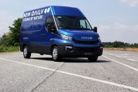 A harmadik generációs Iveco Daily szinte az utolsó szögig megújult. Takarékosabb, nagyobb és erősebb is lett