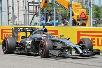 F1: Button egy manőverrel előzött kettőt