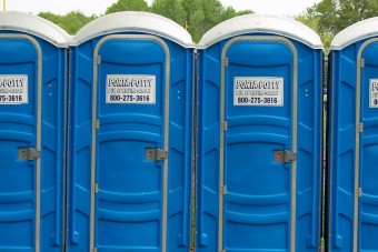 A mobil wc-ben landolt a biciklis a baleset után