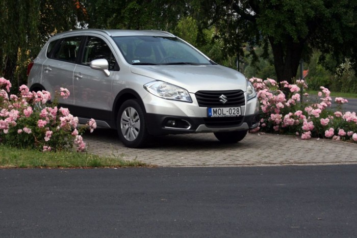 Teszt: hosszabb távon a családi Suzukival 8 | Vezess Fél évig fogjuk használni a benzines S-Crosst, amely az első két hétben nagyon meglepett bennünket. A fogyasztásával