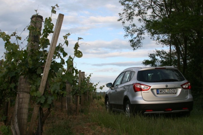 Teszt: hosszabb távon a családi Suzukival 13 | Vezess Nincs terepjárós hasmagassága, de a 17 centi elég ahhoz, hogy ne sérüljön meg az első bakháton