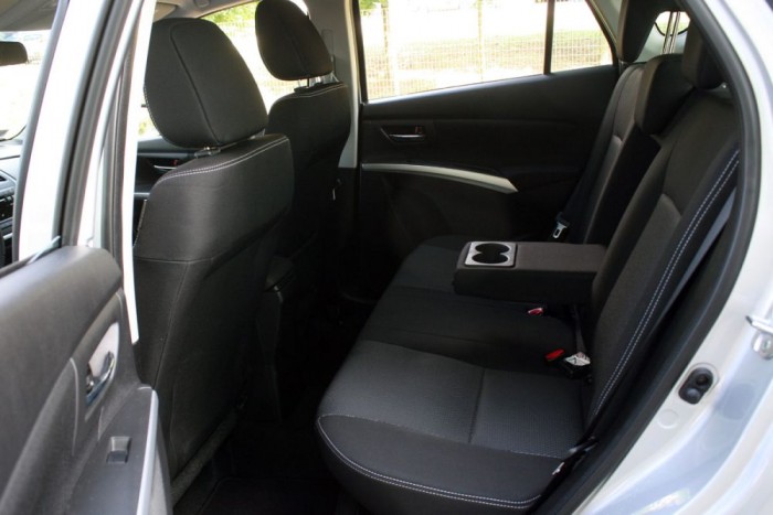 Teszt: hosszabb távon a családi Suzukival 12 | Vezess Üvegtető nélkül tágas a fejtér Rengeteg hely jut a lábaknak