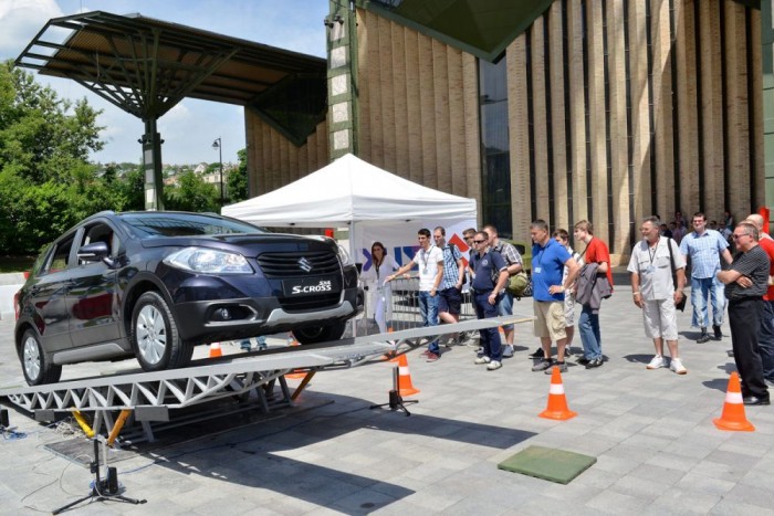 Teszt: hosszabb távon a családi Suzukival 10 | Vezess Elektronikus óra mérte a libikókával levegőben töltött tizedmásodperceket és másodperceket