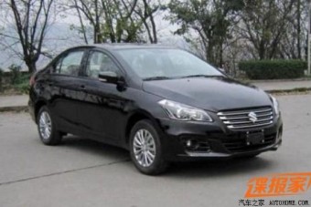 Teljes alakos képen az új Suzuki szedán