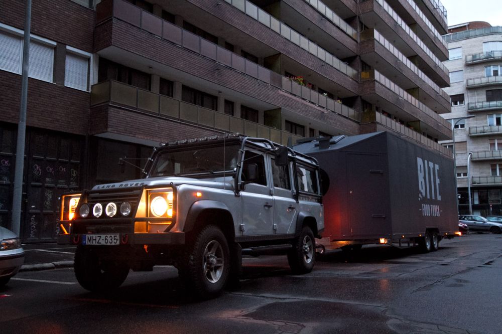 Impozáns szerelvény, Land Rover és mögötte a bitang nagy fémkockával