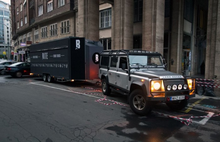 Jól jön a felező, ha 3,5 tonnával kell rutin-parkolgatni hajnalok hajnalán