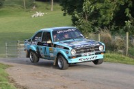 Ha a Youtube kidobja, hogy Swift drift, ne gondoljunk hátsókerekesre átépített Suzukira! A kaszkadőr egy második generációs Ford Escort RS 1800-zal ralizik. Kétliteres motor van benne és szekvenciális váltó