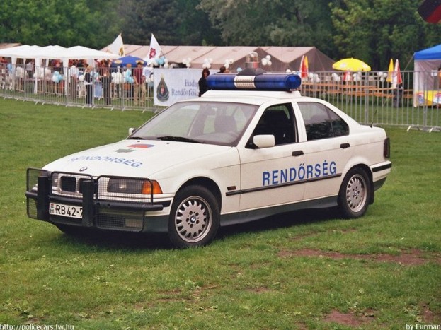 Ilyenekkel járnak a rendőrök 27