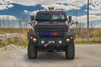 Brutális páncélozott jármű rendőröknek