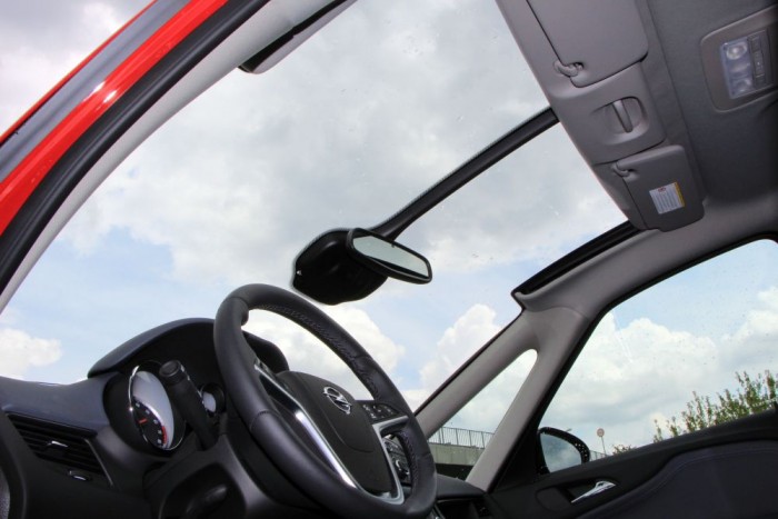 A Panoráma-szélvédő mindig hatalmas piros pont, de egy szélvédőcsere árát még nem mertem megnézni. 