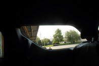 Klausztrofóbiások kerüljék a hátsó traktust, a DS3 csak három ajtóval kapható, az ablak is szűk hátul