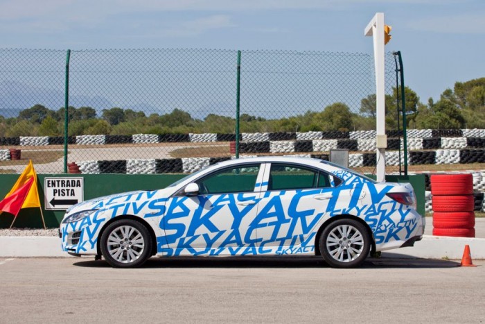 Fogyasztás: benzinesek, dízel-étvággyal 1 2011-ben egy kifutó Mazda6-ba építve a gyár megmutatta, mire készül új fejlesztéseivel. Azóta a Skyactiv-technika az összes új generációs Mazdában megtalálható, a takarékosságnak nem feltétele egy feláras kivitel megvásárlása