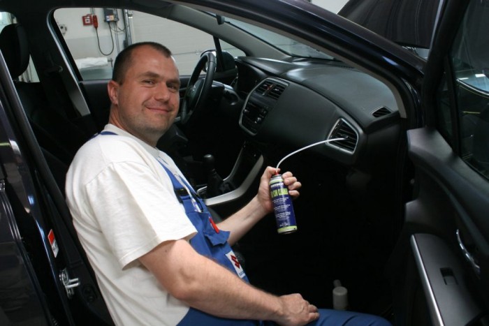 Szamosvári Tamás munkafelvevő mutatta meg, mit kell csinálni a sprayvel