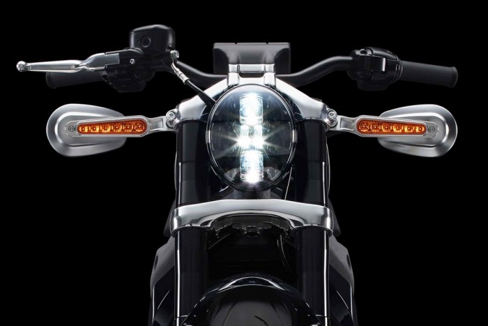 Nem dübörög, csak sziszeg 8