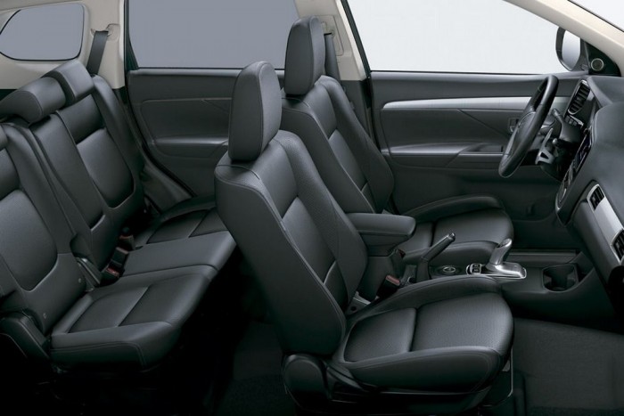 Belül teljesen szokványos japán SUV-berendezés