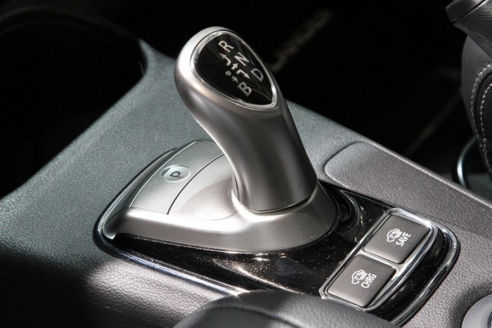 A váltókar: előre, hátra, sehova, illetve fokozott visszatöltés (kvázi erősebb motorfék) üzemmód