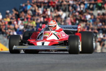 F1: Niki Lauda visszaült a Ferrarijába