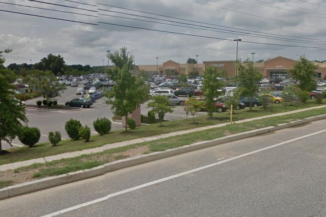 Autópálya mellett fekvő, forgalmas szupermarketről volt szó, furcsa, hogy senkinek nem tűnt fel az autó.